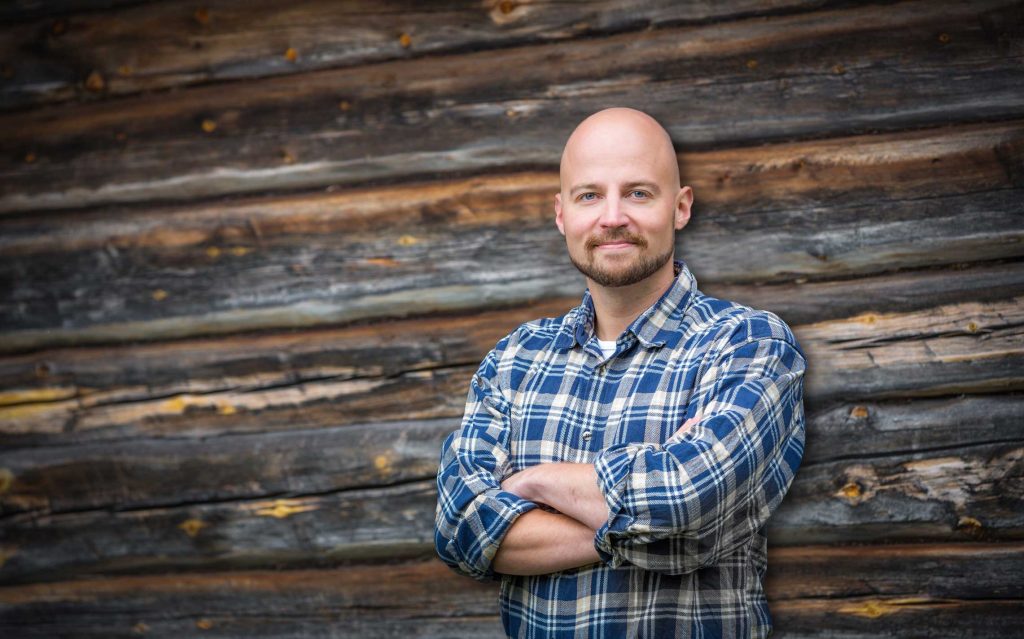 Mikko_ruutupaita_hirsiseina