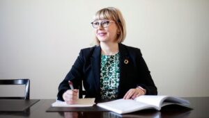 :PUHE: Vasemmistoliiton Aino-Kaisa Pekonen: Eriarvoistumisen pysäyttäminen luo turvallisuutta